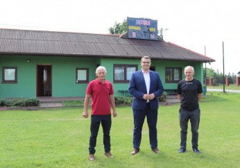 Wymiana krzesełek na trybunie i montaż zegara na obiekcie Sępa Droginia