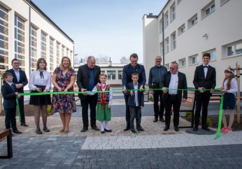 Uroczyste otwarcie patio w Szkole Podstawowej nr 3 w Myślenicach 