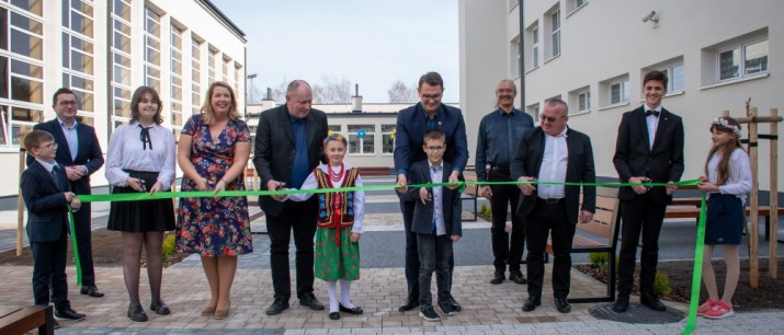 Uroczyste otwarcie patio w Szkole Podstawowej nr 3 w Myślenicach 