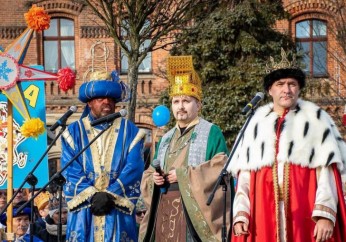 Orszak Trzech Króli w Myślenicach: Tłumy mieszkańców na Rynku i wspólne świętowanie