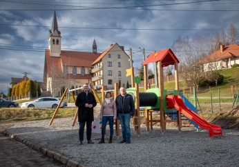 Nowy plac zabaw w Bęczarce przekazany do użytku