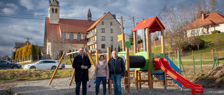 Nowy plac zabaw w Bęczarce przekazany do użytku