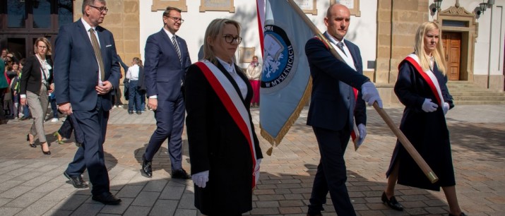 Nowy sztandar na Jubileusz 150-lecia myślenickiej `Jedynki`